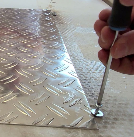 Quick fixing of cutting material