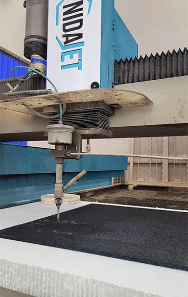 Machine de découpe jet d'eau avec une plaque Nidajet posée